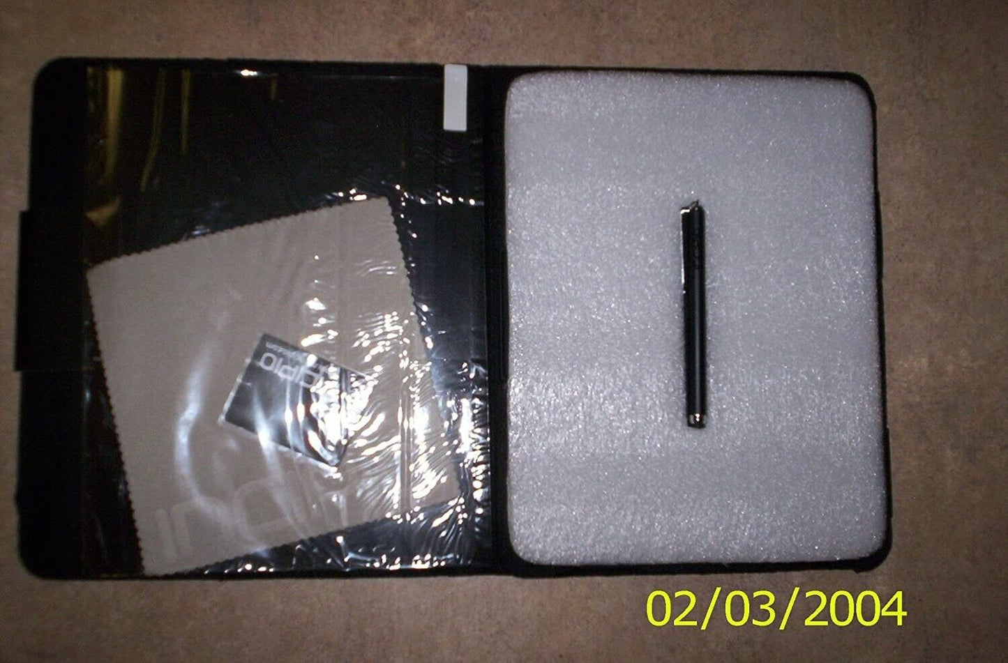 Incipio Folio Plus+ Essential Kit for Ipas 2 16gb
